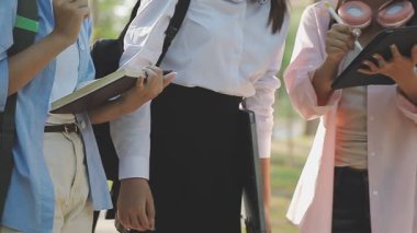 Sınıftaki Asyalı öğrenciler.