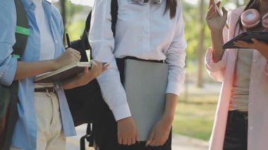 Genç öğrenciler parkta ders çalışıyorlar..