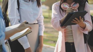 Dışarıda eğitim görürken dizüstü bilgisayar kullanan genç kız öğrenci.