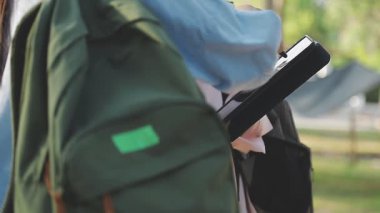 Tablet kullanan kadın öğrenci