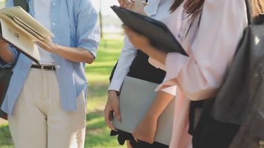 Sırt çantası ve bilgisayarı parkta olan genç bir kadın.