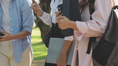 Genç Asyalı iş adamları şehirde tablet kullanıyorlar.