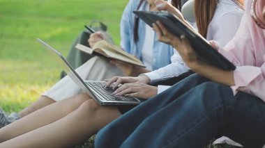 Parkta okuyan genç öğrenciler, eğitim konsepti