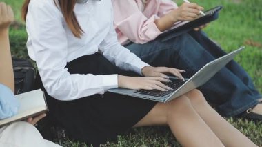 Dizüstü bilgisayarda çalışan iş adamları