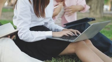 Parkta çalışan Asyalı genç iş kadını.