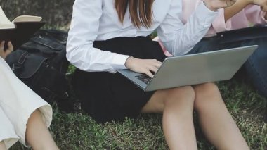 Parkta dizüstü bilgisayarla çalışan iş adamları..