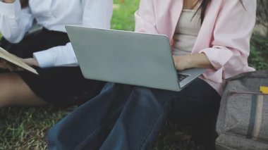 öğrenciler dizüstü bilgisayarda çalışıyor