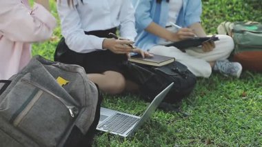 Not defterli genç Asyalı öğrenci.