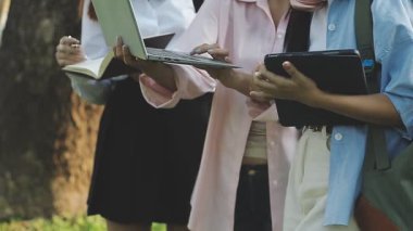 Genç öğrenciler birlikte çalışıyorlar.