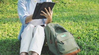 genç kadın parkta dijital tablet kullanma