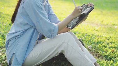 Parkta dijital tabletli kadın