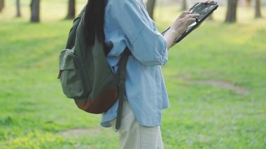 Parkta cep telefonu olan kadın.