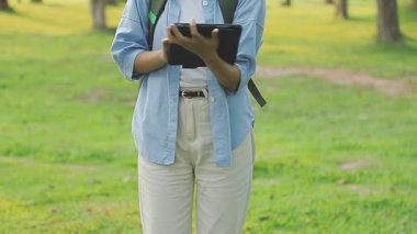 Bilgisayarı park yerinde olan Asyalı genç adam.