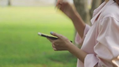 Akıllı telefon kullanan kadın