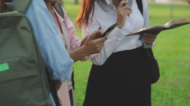 Not defteri ve kalemle Asyalı genç bir kız öğrenci.