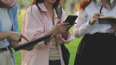 İki bayan arkadaş kitap okuyorlar.