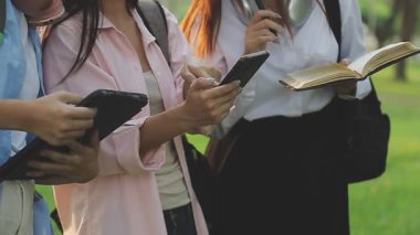 Asyalı öğrenciler kitabı okuyor..