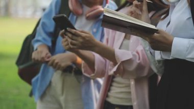 Asyalı kadın bahçede akıllı telefon, seyahat ve tatil konsepti kullanıyor..