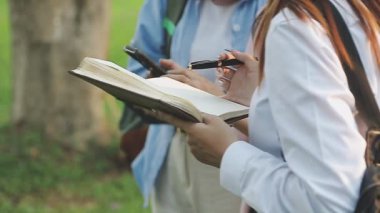 Kitap okuyan genç bir kadın