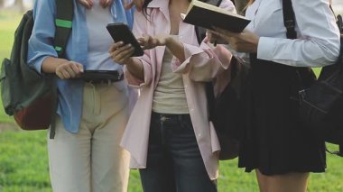 Genç Asyalılar cep telefonlarını birlikte kullanıyorlar.