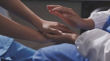 Doktor ve hasta elleri tıbbi masada, yakın plan..