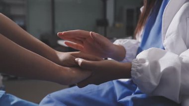 Üniformalı kadın elleri ve eldivenler ofiste sandalyede oturuyor..