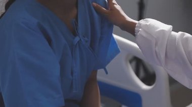 Doktor kan basıncını ölçüyor.