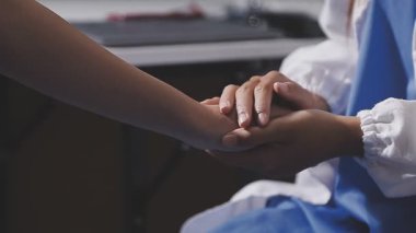 Doktor ve hemşire hastanede.