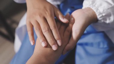 El ele tutuşan kadına yaklaş.