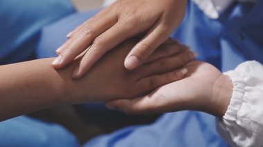 Kadın doktor eldiven takıyor.