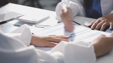 İş ekibi toplantısı ve yeni başlangıç projesini tartışıyor