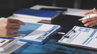 Kapat. Finansal belgeleri olan bir iş adamı. iş ve finans