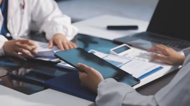 ofiste çalışan doktor