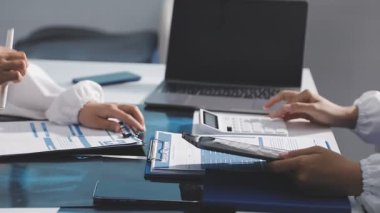 İş ortakları ekibi toplantıda belge ve fikirleri tartışıyor