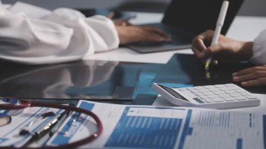 hesap makinesi tutan doktor