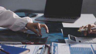 İşadamı ofiste bilgisayarla çalışıyor.