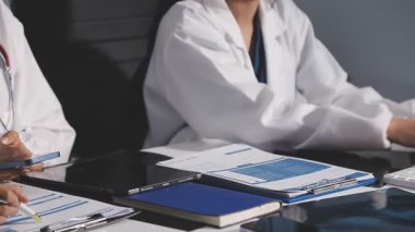 Hastane ofisinde çalışan doktor