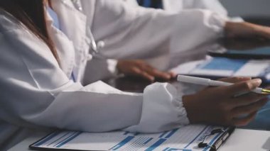 Tıbbî ekibin ofis odasında iş tartışmalarına yakından bakın..