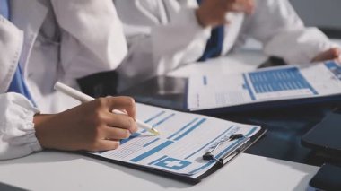 üniformalı kadın doktor