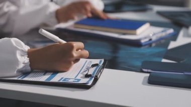 Dijital Tablet üzerinde çalışan Genç İşadamının Kapanışı