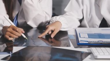 Ofiste çalışan genç bir kadın..