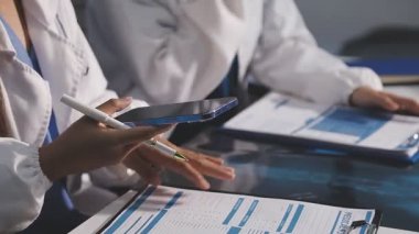 Steteskoplu kadın doktoru kapatın.