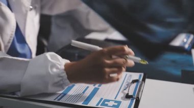 Hastanede çalışan genç bir doktor..