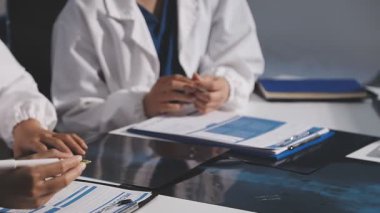 Üniformalı ve beyaz tabletli genç bayan doktor.