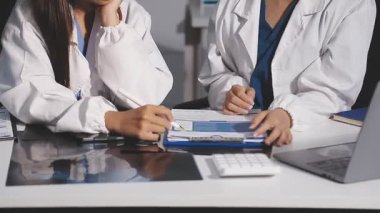 Hastanede doktor ve hasta var.