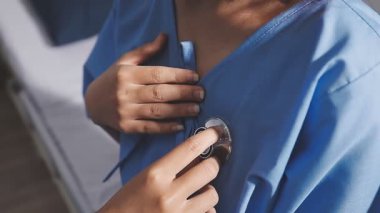 Steteskoplu üniformalı bir doktor.