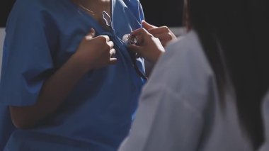 Doktor ve steteskop hastanede, beyaz arka planda izole edilmiş..