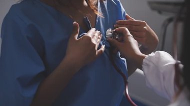 üniformalı kadın doktor