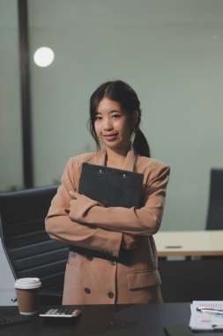 Asyalı kadınlar dizüstü bilgisayarda çalışırken streslidirler, ofiste başı ağrıyan Asyalı iş kadını, işte hasta hissederler, yer kopyalayabilirler.