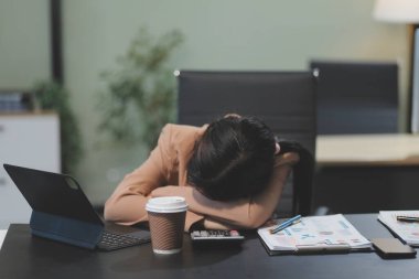 Asyalı kadınlar dizüstü bilgisayarda çalışırken streslidirler, ofiste başı ağrıyan Asyalı iş kadını, işte hasta hissederler, yer kopyalayabilirler.